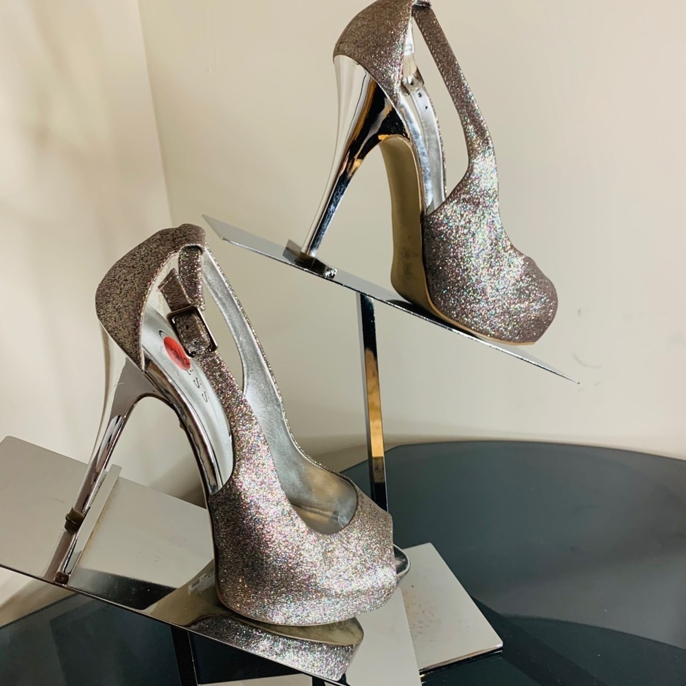 S57- 💰💰SALE💰💰 Guess Glittered Pumps size 6.5